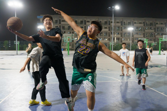 包含唯勇者胜：篮球赛场上运动员们奋力争锋的词条